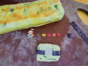 准备一些海苔剪刀剪一些长方形跟圆形。做眼镜，还做了几个有头发的