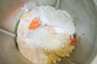 高筋面粉320g 黑麦面粉70g 糖20g 鸡蛋液40g 盐2.5g 酵母4g 水220g肉松30g 胡萝卜粉4g 面包机揉十分钟，加入软化黄油继续揉10-20分钟，夏天液体要用冷藏过的