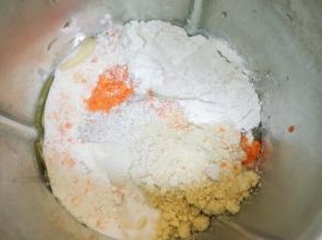 高筋面粉320g 黑麦面粉70g 糖20g 鸡蛋液40g 盐2.5g 酵母4g 水220g肉松30g 胡萝卜粉4g 面包机揉十分钟，加入软化黄油继续揉10-20分钟，夏天液体要用冷藏过的