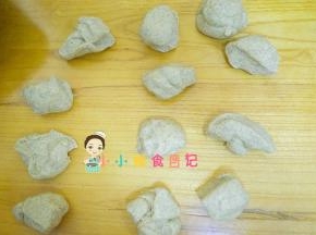 将大面团平均分12份，大概50g/个