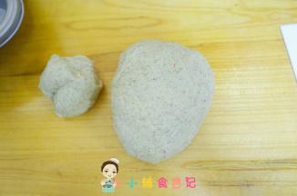 将面团拿出来分成两份，一份50g，一个大的面团称重