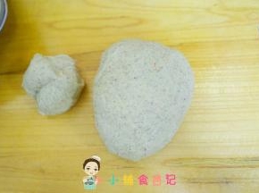 将面团拿出来分成两份，一份50g，一个大的面团称重