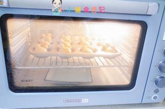 烤箱里放一盆热水发酵，如果有发酵功能的开发酵模式