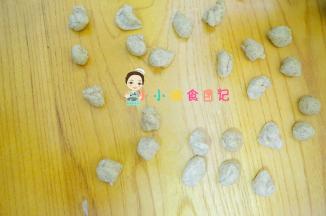 把提前分出来的那份面团，每个5g，分24份就是小熊的耳朵