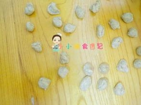 把提前分出来的那份面团，每个5g，分24份就是小熊的耳朵