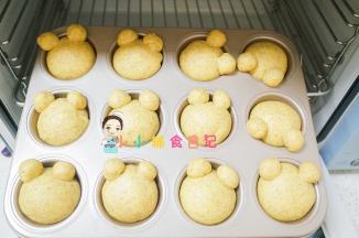 发酵至两倍大，把面包拿出来烤箱预热180度，拿出来也要注意保护表面以免风干