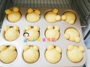 发酵至两倍大，把面包拿出来烤箱预热180度，拿出来也要注意保护表面以免风干