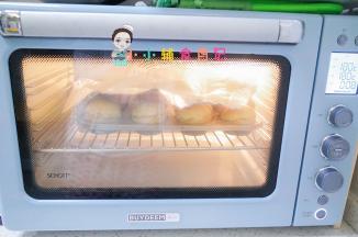 预热好后把面包放入烤箱，大概烤10分钟表面上色就要盖锡纸继续烤10分钟，也就是180度总共烤20分钟就熟了，自己把握一下烤箱的时间跟温度