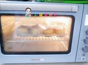 预热好后把面包放入烤箱，大概烤10分钟表面上色就要盖锡纸继续烤10分钟，也就是180度总共烤20分钟就熟了，自己把握一下烤箱的时间跟温度