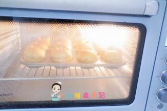 发酵至两倍大，把面包拿出来烤箱预热180度，拿出来也要注意保护表面以免风干