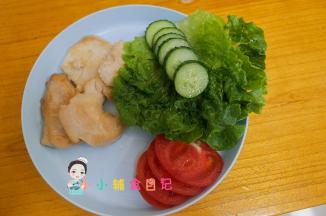 各种蔬菜切片，黄瓜 番茄 生菜等等