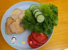各种蔬菜切片，黄瓜 番茄 生菜等等