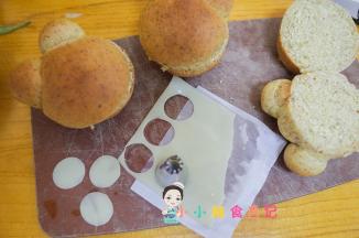 打孔奶酪片用裱花嘴压出圆片