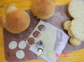 打孔奶酪片用裱花嘴压出圆片
