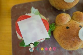 中间放上生菜、鸡肉、黄瓜、芝士片等等即可