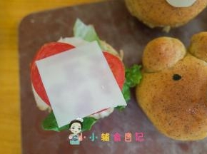 中间放上生菜、鸡肉、黄瓜、芝士片等等即可