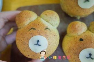 用色素笔或者巧克力或者黑芝麻酱画小熊的嘴巴跟眼睛