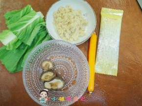 材料准备好备用，肉松自己要选择一款宝宝可以吃的，很多肉松加了豌豆粉、香精等等，营养价值很低的，吃多了也没什么好处