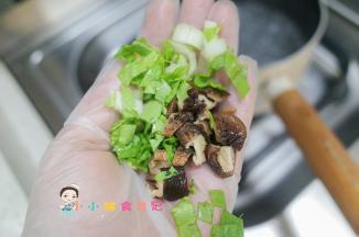 锅里水烧开，加入青菜帮跟香菇煮