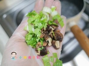 锅里水烧开，加入青菜帮跟香菇煮