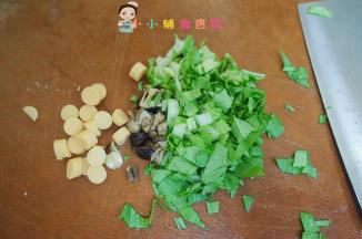青菜切碎，香菇切粒 鳕鱼肠切片备用