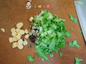 青菜切碎，香菇切粒 鳕鱼肠切片备用