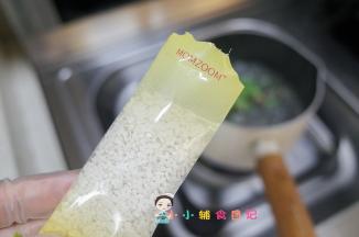 锅里加入粒粒面