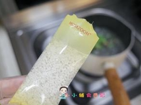 锅里加入粒粒面