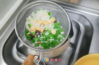 用筛子将全部食材捞出备用