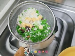 用筛子将全部食材捞出备用