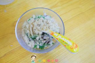 把所有材料放进碗里 倒5g植物油、肉松拌匀即可