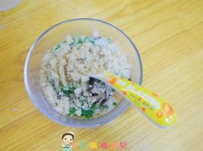 把所有材料放进碗里 倒5g植物油、肉松拌匀即可