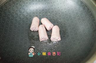 锅里放一点油，温热就可以放香肠