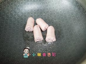 锅里放一点油，温热就可以放香肠
