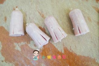 用一把小刀对半切块，切三刀，这样就会有六只脚