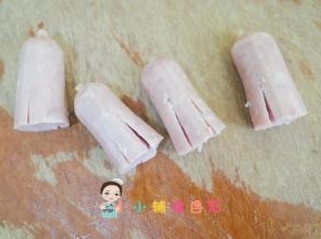 用一把小刀对半切块，切三刀，这样就会有六只脚