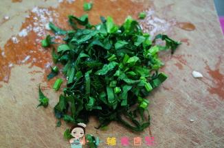 青菜切碎备用