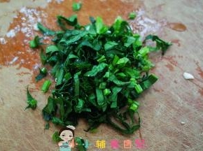 青菜切碎备用