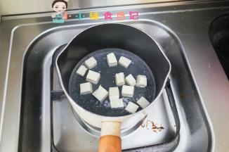 水煮开后放入豆腐去豆腥味，煮开后捞出即可