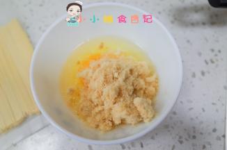 鸡蛋加肉松打散