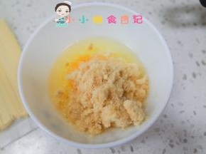 鸡蛋加肉松打散