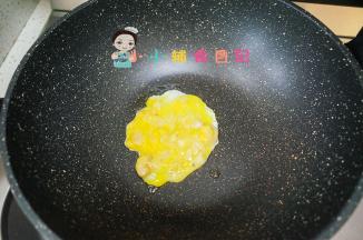 锅里放一点油将鸡蛋炒熟
