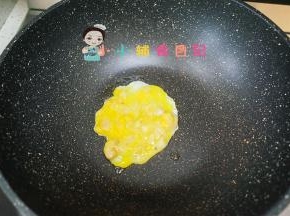锅里放一点油将鸡蛋炒熟
