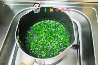 面条捞出后放入青菜煮熟