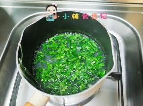 面条捞出后放入青菜煮熟