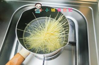 锅里水煮开放入面条，煮软即可捞出，如果面条太长可以对半掰开、