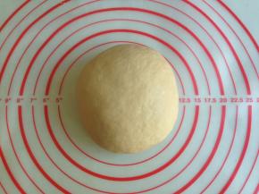 把面团放在和面盆里，盖上保鲜膜，在温暖处发酵至面团两倍大，若室温太低的话，可以用烤箱的发酵功能发酵