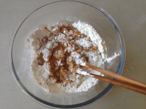 因为红糖比白砂糖难溶解，而且容易结块，所以要先用开水把红糖粉溶解了再使用，不能像砂糖那样，直接倒入面粉里也可以揉均匀。把红糖水放至接近手温的时候，就加入酵母，搅拌至溶解，酵母如果放入温度过高的液体中，会失去活性，那么面团就发酵不起来。把酵母水倒入面粉中，先用筷子拌成絮状