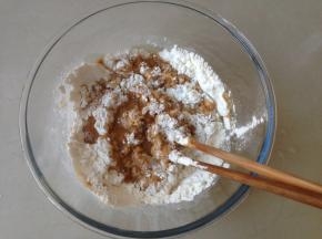 因为红糖比白砂糖难溶解，而且容易结块，所以要先用开水把红糖粉溶解了再使用，不能像砂糖那样，直接倒入面粉里也可以揉均匀。把红糖水放至接近手温的时候，就加入酵母，搅拌至溶解，酵母如果放入温度过高的液体中，会失去活性，那么面团就发酵不起来。把酵母水倒入面粉中，先用筷子拌成絮状