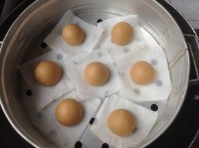 你可直接做成这样的馒头胚，也可以把它整圆后再放入蒸屉里